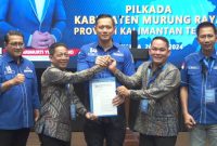 Pasangan Heriyus - Rahmanto Muhidin saat menerima surat rekomendasi dari Ketua DPP Partai Demokrat, Agus Harimurti Yudhoyono yang dilaksanakan di Jakarta, Sabtu (20/7/2024).