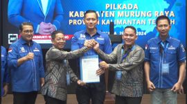 Pasangan Heriyus - Rahmanto Muhidin saat menerima surat rekomendasi dari Ketua DPP Partai Demokrat, Agus Harimurti Yudhoyono yang dilaksanakan di Jakarta, Sabtu (20/7/2024).