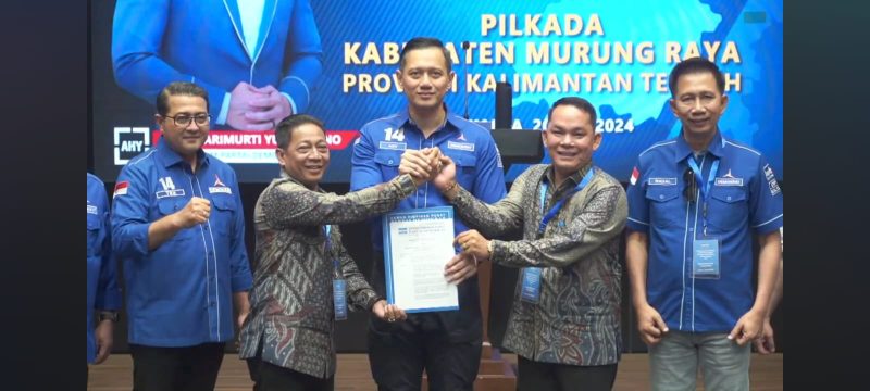 Pasangan Heriyus - Rahmanto Muhidin saat menerima surat rekomendasi dari Ketua DPP Partai Demokrat, Agus Harimurti Yudhoyono yang dilaksanakan di Jakarta, Sabtu (20/7/2024).