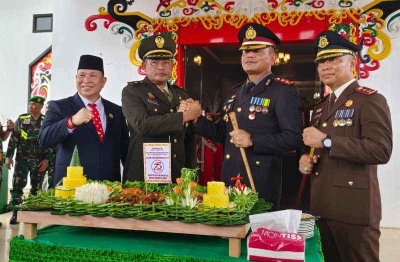 Ketua DPRD Mura Doni (kanan) 