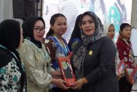 DUKUNGAN : Anggota DPRD Mura Dina Maulidah disela legiatan Jambore Kader Posyandu, Senin (9/9).