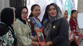 DUKUNGAN : Anggota DPRD Mura Dina Maulidah disela legiatan Jambore Kader Posyandu, Senin (9/9).