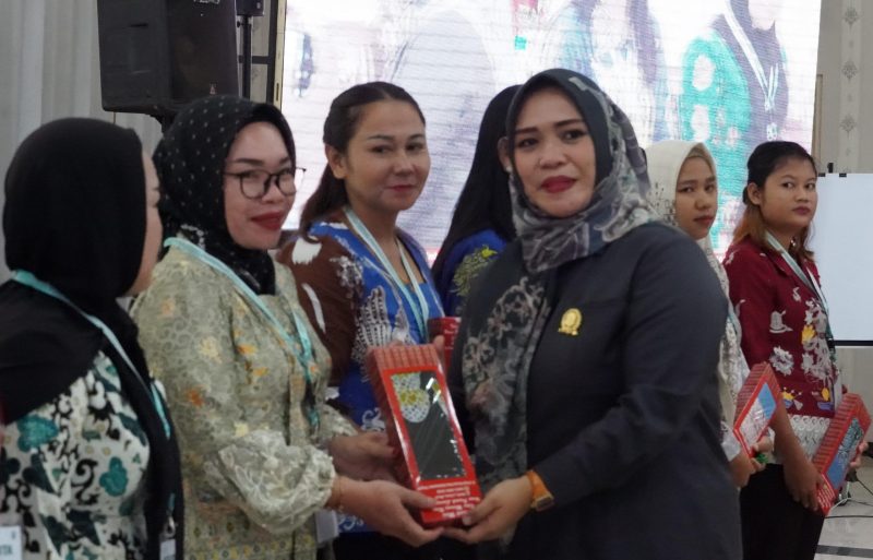 DUKUNGAN : Anggota DPRD Mura Dina Maulidah disela legiatan Jambore Kader Posyandu, Senin (9/9).