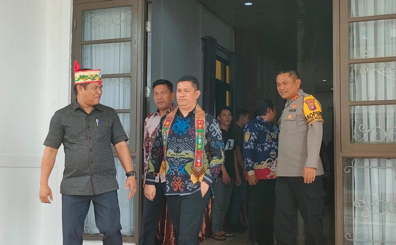 Ketua DPRD Mura Bebei Hadiri Penyambutan Kejari Murung Raya