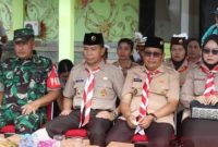 PENUH SEMANGAT : Anak pramuka Murung Raya saat mengikuti pembukaan kemah besar yang dilaksanakan di stadion bola WMY Puruk Cahu, Sabtu (4/10).