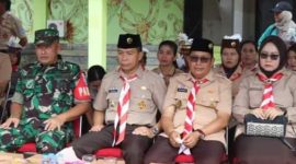 PENUH SEMANGAT : Anak pramuka Murung Raya saat mengikuti pembukaan kemah besar yang dilaksanakan di stadion bola WMY Puruk Cahu, Sabtu (4/10).