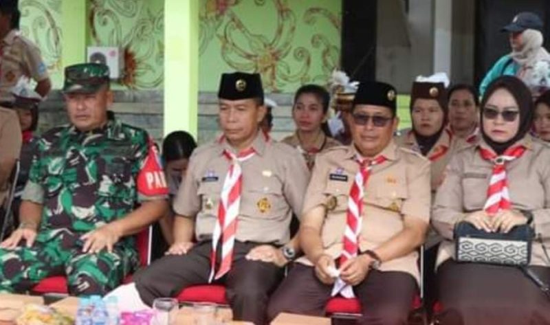 PENUH SEMANGAT : Anak pramuka Murung Raya saat mengikuti pembukaan kemah besar yang dilaksanakan di stadion bola WMY Puruk Cahu, Sabtu (4/10).