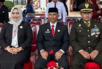 Anggota DPRD Mura Dina Maulidah (paling kiri) saat menghadiri peringatan hari pahlawan yang dilaksanakan di halaman kantor bupati, Minggu (10/11).