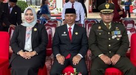 Anggota DPRD Mura Dina Maulidah (paling kiri) saat menghadiri peringatan hari pahlawan yang dilaksanakan di halaman kantor bupati, Minggu (10/11).