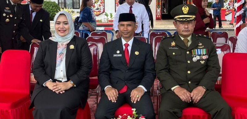 Anggota DPRD Mura Dina Maulidah (paling kiri) saat menghadiri peringatan hari pahlawan yang dilaksanakan di halaman kantor bupati, Minggu (10/11).