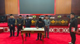 Penandatanganan kesepakatan Kebijakan Umum Anggaran dan Prioritas Plafon Anggaran Sementara (KUA-PPAS) APBD tahun anggaran 2025 oleh DPRD dan Pemkab Mura, Selasa (5/11).