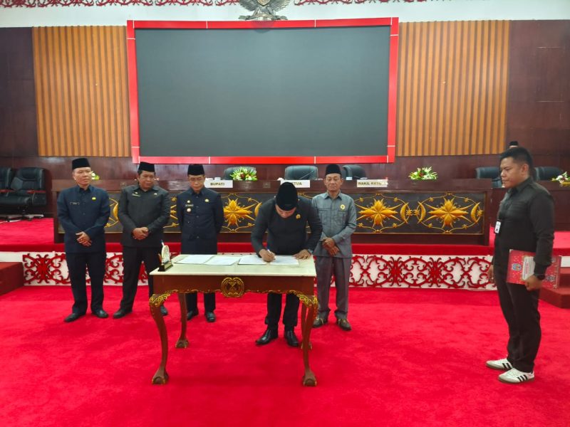 Penandatanganan kesepakatan Kebijakan Umum Anggaran dan Prioritas Plafon Anggaran Sementara (KUA-PPAS) APBD tahun anggaran 2025 oleh DPRD dan Pemkab Mura, Selasa (5/11).