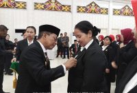 Bupati Mura Heriyus saat menyematkan tanda Kehormatan Satyalancana Karya Satya kepada ASN