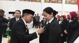 Bupati Mura Heriyus saat menyematkan tanda Kehormatan Satyalancana Karya Satya kepada ASN