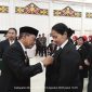 Bupati Mura Heriyus saat menyematkan tanda Kehormatan Satyalancana Karya Satya kepada ASN