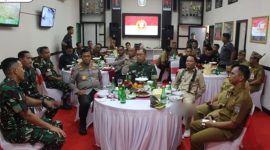 Asisten Bidang Pemerintahan dan Kesejahteraan Rakyat Setda Mura, Rahmat K. Tambunan, menghadiri kunjungan kerja Pangdam XII/Tpr Mayjen TNI Jamalulael bersama Gubernur Kalimantan Tengah (Kalteng) Agustiar Sabran, Kapolda Kalteng Irjen Pol Iwan Kurniawan, serta Danrem 102/Pjg Brigjen TNI Wimoko ke Kodim 1013/Mtw di Muara Teweh, Kabupaten Barito Utara, Selasa (8/7/2025).