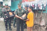 Danramil 03/Grogol Petamburan Mayor Inf Manatap Rajagukguk, S.E., M.H., M.M., memberikan sembako kepada warga
