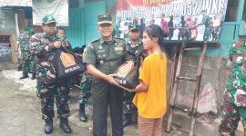 Danramil 03/Grogol Petamburan Mayor Inf Manatap Rajagukguk, S.E., M.H., M.M., memberikan sembako kepada warga 