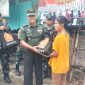 Danramil 03/Grogol Petamburan Mayor Inf Manatap Rajagukguk, S.E., M.H., M.M., memberikan sembako kepada warga 