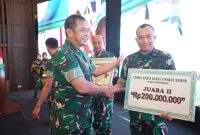 Penghargaan Lomba Karya Bakti Tingkat Korem Jajaran TNI AD diserahkan langsung oleh Kepala Staf Angkatan Darat (Kasad) Jenderal TNI Maruli Simanjuntak, M.Sc., kepada Danrem 052/Wkr Brigjen TNI Faizal Rizal, S.I.P., pada penutupan Apel Dansatkowil TNI AD