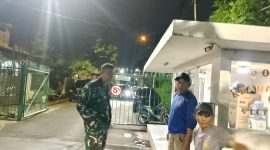 Jaga Keamanan Wilayah, Babinsa Koramil 03/Grogol Petamburan Serda Kamit melaksanakan Pam Swakarsa Siskamling Bersama Komduk