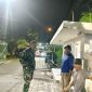 Jaga Keamanan Wilayah, Babinsa Koramil 03/Grogol Petamburan Serda Kamit melaksanakan Pam Swakarsa Siskamling Bersama Komduk
