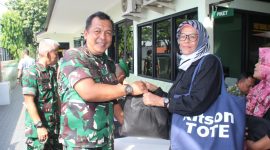 Koramil berbagi, Danramil 01/Tgr, Kodim 0506/Tgr Mayor Inf Jefriansen Sipayung membagikan paket Sembako kepada warga yang kurang mampu,