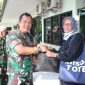 Koramil berbagi, Danramil 01/Tgr, Kodim 0506/Tgr Mayor Inf Jefriansen Sipayung membagikan paket Sembako kepada warga yang kurang mampu,