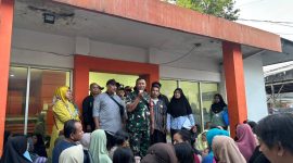 Dengan penuh sigap dan tertib, Babinsa Koramil 03/Grogol Petamburan Serda Kamit bantu mengawal pendistribusian Bantuan Langsung Tunai Sementara Kesejahteraan Rakyat Tahap 2 Tahun 2025 dari Badan Pangan Nasional kepada 1.196 Keluarga Penerima Manfaat (KPM), bertempat di Kantor Pos Jakarta Barat Kota Bambu