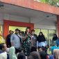 Dengan penuh sigap dan tertib, Babinsa Koramil 03/Grogol Petamburan Serda Kamit bantu mengawal pendistribusian Bantuan Langsung Tunai Sementara Kesejahteraan Rakyat Tahap 2 Tahun 2025 dari Badan Pangan Nasional kepada 1.196 Keluarga Penerima Manfaat (KPM), bertempat di Kantor Pos Jakarta Barat Kota Bambu