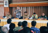 Bati Tuud Koramil 03/Grogol Petamburan Peltu Edi Rustandi didampingi Babinsa Kelurahan Grogol Pelda Kiki Andi Winata dan Babinsa Kelurahan Jelambar Sertu Hendro Prayitno menghadiri Giat Sosialisasi Rencana Pembangunan Flyover Latumenten Kelurahan Jelambar - Makaliwe Kelurahan Grogol