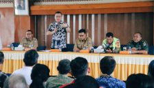 Bati Tuud Koramil 03/Grogol Petamburan Peltu Edi Rustandi didampingi Babinsa Kelurahan Grogol Pelda Kiki Andi Winata dan Babinsa Kelurahan Jelambar Sertu Hendro Prayitno menghadiri Giat Sosialisasi Rencana Pembangunan Flyover Latumenten Kelurahan Jelambar - Makaliwe Kelurahan Grogol