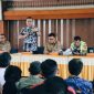 Bati Tuud Koramil 03/Grogol Petamburan Peltu Edi Rustandi didampingi Babinsa Kelurahan Grogol Pelda Kiki Andi Winata dan Babinsa Kelurahan Jelambar Sertu Hendro Prayitno menghadiri Giat Sosialisasi Rencana Pembangunan Flyover Latumenten Kelurahan Jelambar - Makaliwe Kelurahan Grogol