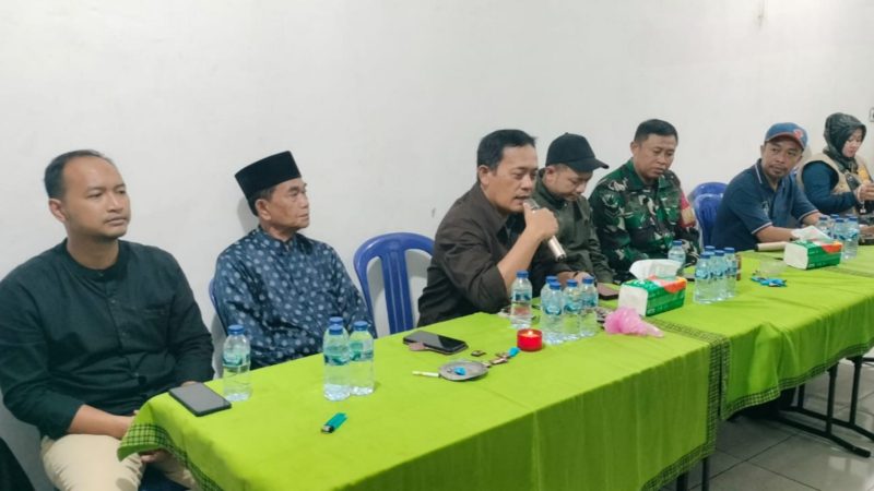 Dalam rangka menjalin tali silaturahmi dan sinergitas TNI bersama Tiga Pilar dan seluruh Elemen Masyarakat, Babinsa Koramil 03/Grogol Petamburan Serda Kamit menghadiri Giat Musyawarah dan Perkenalan Lurah Kelurahan Kota Bambu Utara H. Setia Budi, S.E., bertempat di Kantor Sektetariat RW.08