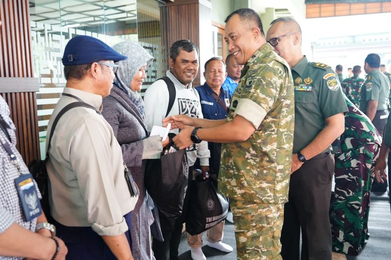 Menyambut datangnya Bulan Suci Ramadan 1447 Hijriah, Komandan Korem 052/Wijayakrama Brigjen TNI Faizal Rizal, S.I.P. memberikan pengarahan kepada seluruh prajurit dan Pegawai Negeri Sipil (PNS) dalam kegiatan Jam Komandan