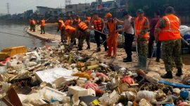 Satgas Sampah Kodim 0503/Jakarta Barat berkolaborasi bersama Tiga Pilar dan Komponen Masyarakat melaksanakan Giat Karya Bakti Bersih-bersih Sungai Ciliwung, Kali Banjir Kanal Barat