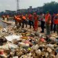 Satgas Sampah Kodim 0503/Jakarta Barat berkolaborasi bersama Tiga Pilar dan Komponen Masyarakat melaksanakan Giat Karya Bakti Bersih-bersih Sungai Ciliwung, Kali Banjir Kanal Barat