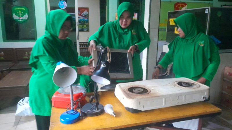 Dalam rangka mendukung Program #JagaBumi E-Waste Challenge, Personil Koramil 03/Grogol Petamburan bareng Persit Kartika Chandra Kirana Ranting 4 Koramil 03/Grogol Petamburan Cabang XVII Kodim 0503 JB Rem 052 PD Jaya mengumpulkan sampah elektronik yang sudah tidak terpakai