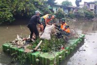 Satgas Sampah Koramil 03/Grogol Petamburan - Kodim 0503/JB menggelar aksi pembersihan dari sampah pada aliran Kali Grogol, Kelurahan Kemanggisan