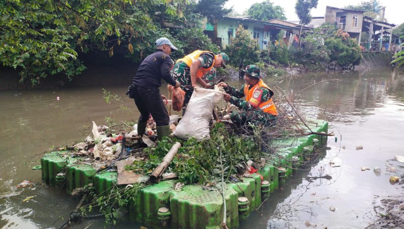 Satgas Sampah Koramil 03/Grogol Petamburan - Kodim 0503/JB menggelar aksi pembersihan dari sampah pada aliran Kali Grogol, Kelurahan Kemanggisan