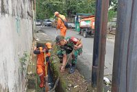 Babinsa Koramil 03/Grogol Petamburan, Sertu Waras Sutiono bersama PPSU Kelurahan Tomang melaksanakan aksi kerja bakti pembersihan wilayah binaan yang bertempat di Jln. Gelong Baru Selatan, RT.07/RW.05, Kelurahan Tomang