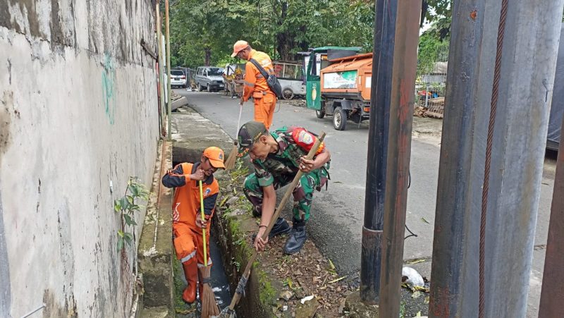 Babinsa Koramil 03/Grogol Petamburan, Sertu Waras Sutiono bersama PPSU Kelurahan Tomang melaksanakan aksi kerja bakti pembersihan wilayah binaan yang bertempat di Jln. Gelong Baru Selatan, RT.07/RW.05, Kelurahan Tomang