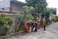 Ciptakan Lingkungan Bersih, Babinsa Koramil 03/GP Bersama PPSU Jelambar Gelar Kerja Bakti