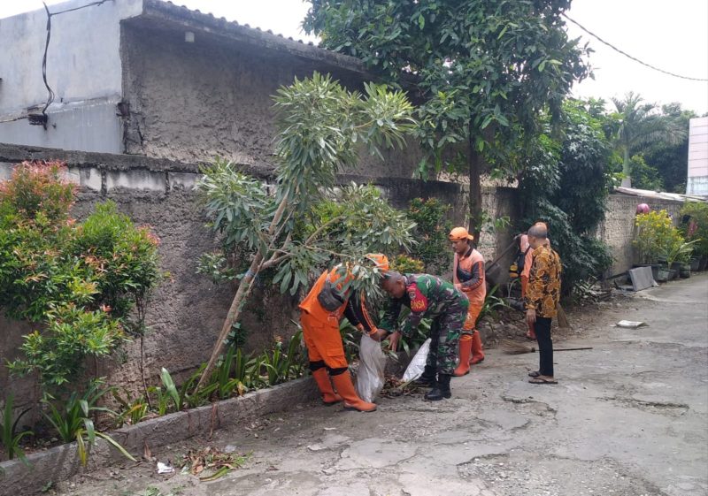 Ciptakan Lingkungan Bersih, Babinsa Koramil 03/GP Bersama PPSU Jelambar Gelar Kerja Bakti