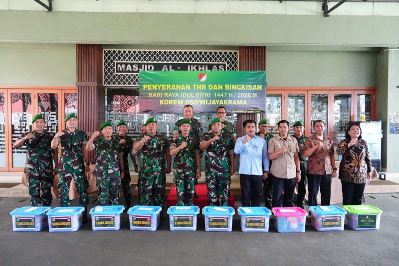 Danrem 052/Wkr Serahkan THR dan Bingkisan Idul Fitri 1447 H kepada Prajurit dan PNS
