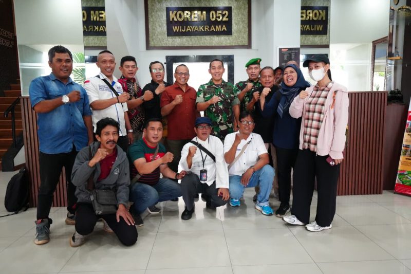 Korem 052/Wkr Salurkan THR dan Bingkisan Lebaran kepada Insan Media