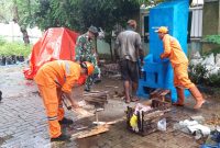 Dukung Program Unggulan Danrem 052/Wkr Brigjen TNI Faizal Rizal, S.I.P.,  Koramil 03/Grogol Petamburan Kerahkan Babinsa Slipi dan Komponen Pendukung Olah Limbah Warga Gunakan Incinerator