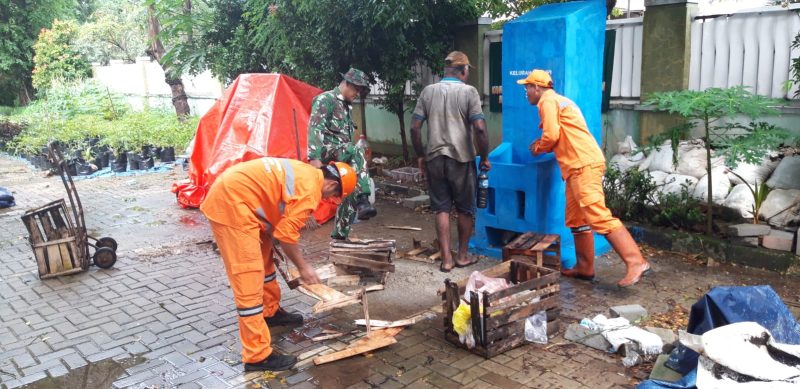 Dukung Program Unggulan Danrem 052/Wkr Brigjen TNI Faizal Rizal, S.I.P.,  Koramil 03/Grogol Petamburan Kerahkan Babinsa Slipi dan Komponen Pendukung Olah Limbah Warga Gunakan Incinerator