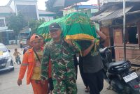 Wujud Empati, Babinsa Koramil 03/Grogol Petamburan Sertu Dhany Firmansyah Bantu Pemakaman Ketua RT.014/RW.10 Jelambar Baru