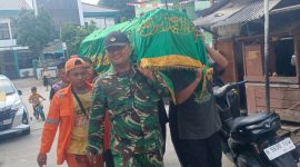 Wujud Empati, Babinsa Koramil 03/Grogol Petamburan Sertu Dhany Firmansyah Bantu Pemakaman Ketua RT.014/RW.10 Jelambar Baru